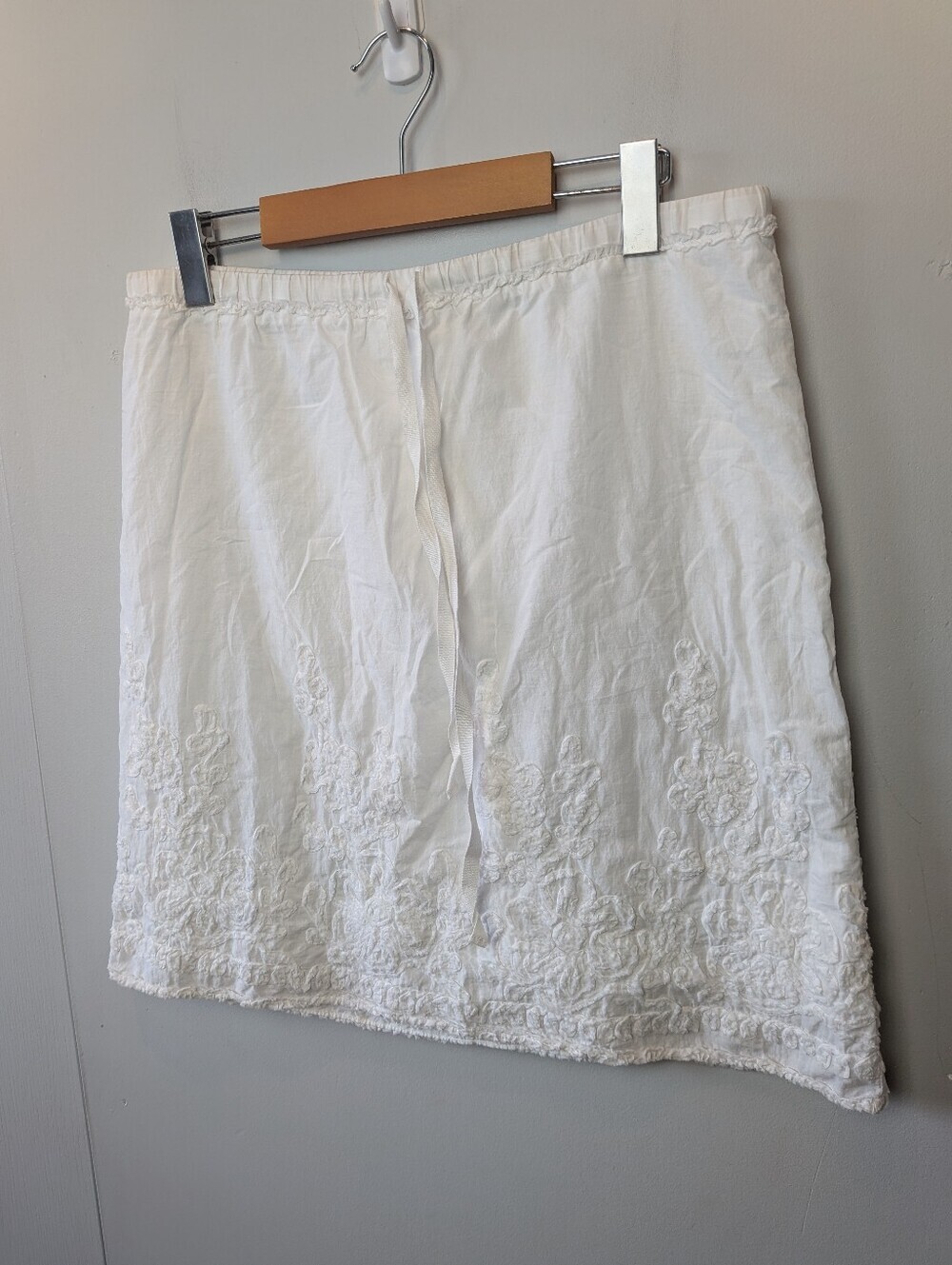 MAX STUDIO Women Skirt White Color Size Medium 100% Cotton Floral Pattern